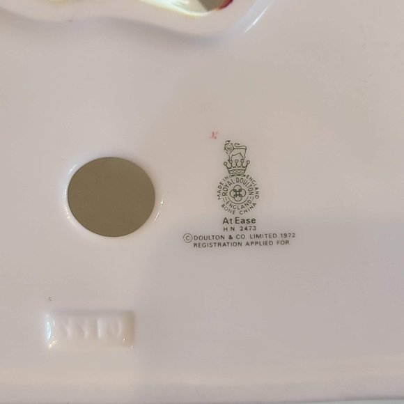 Royal Doulton Porcelain Figurine ~ “At Ease” ~ HN 2473 - Picture 11 of 13